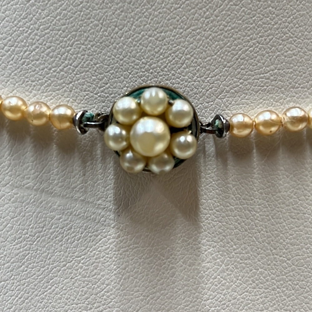 Faux Pearl graduated 17 inch vintage necklace with flower closure